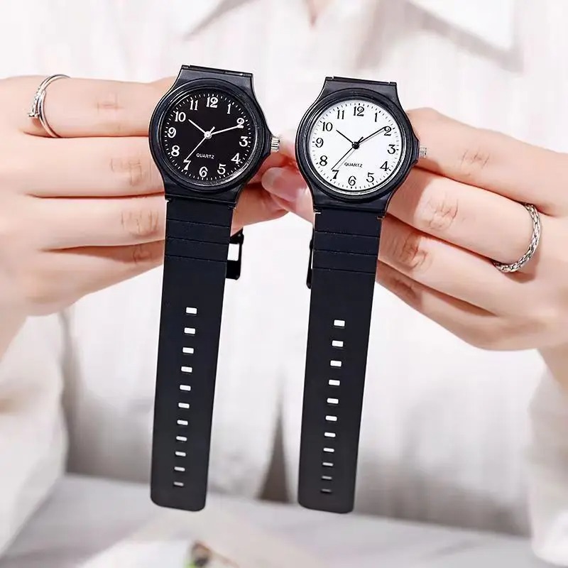 シンプルなレディースクォーツ時計。防水仕様で、シリコン製のス - Silicone Band Women のレビューと価格